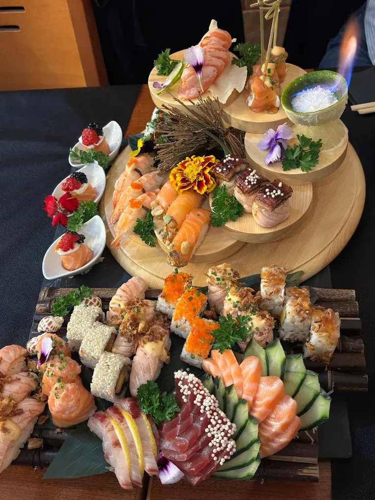 Torre de sushi com flor de sal flamejada